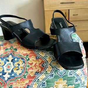Laura Scott Black leather upper T-Strap Sandals - Size 8.5 M.